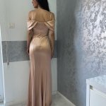 Luksuzna duga svilena haljina s prorezom, spuštenih ramena