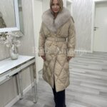 Duga jakna s duplim kopčanjem, pojasom i pravim krznom