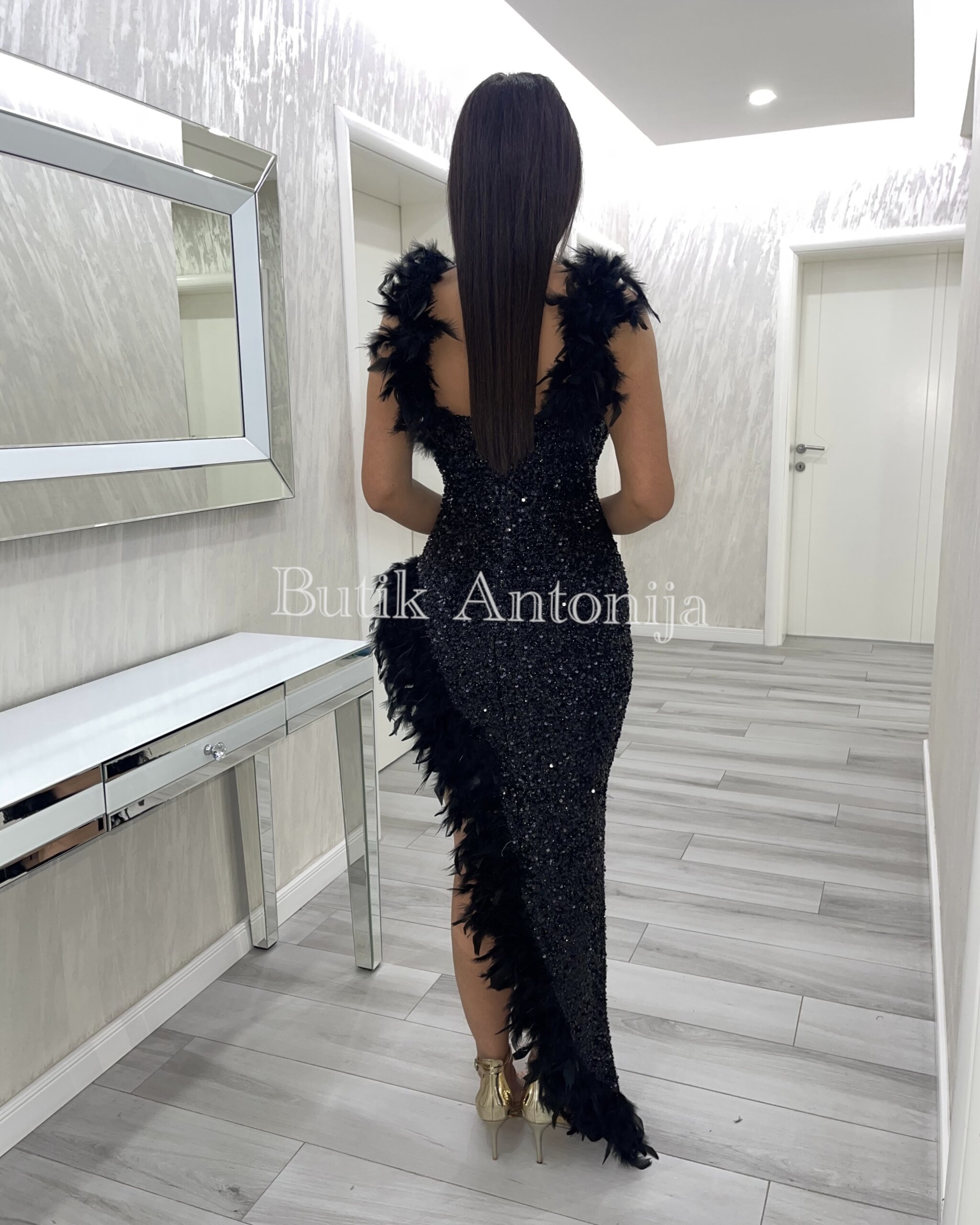 Asimetrična šljokasta haljina s perjem | Butik Antonija webshop