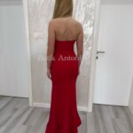 Duga, uska haljina sirena kroja s oversize mašnom